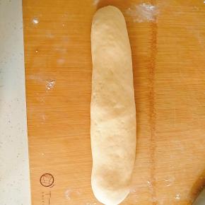 6.面团揉成一个长条。