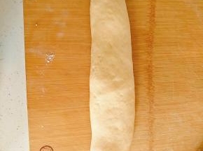 6.面团揉成一个长条。