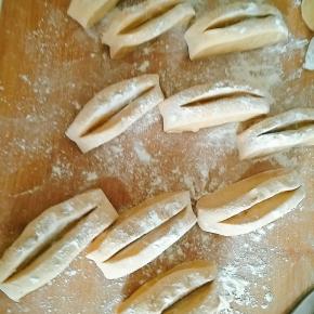 8.用刀在表面划开一个口，注意不要滑到底，盖上保鲜膜醒10分钟。