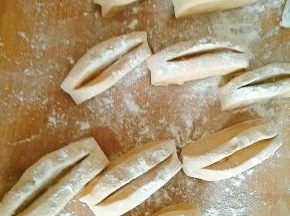 8.用刀在表面划开一个口，注意不要滑到底，盖上保鲜膜醒10分钟。