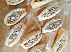 9.醒好的面剂子上装满红糖核桃馅。