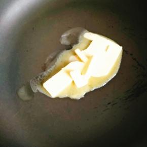 2．小火融化黄油。