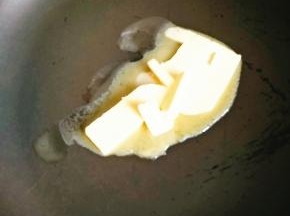 2．小火融化黄油。