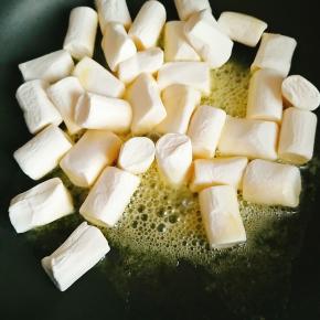 3.黄油溶化后，放入棉花糖等慢慢融化，一定开小火。