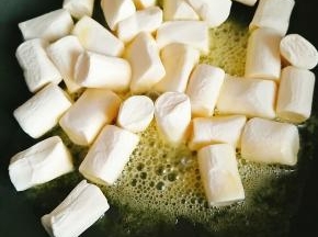 3.黄油溶化后，放入棉花糖等慢慢融化，一定开小火。