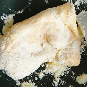 4.棉花糖溶化后加入奶粉。