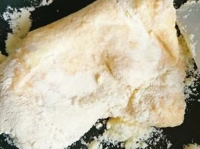 4.棉花糖溶化后加入奶粉。