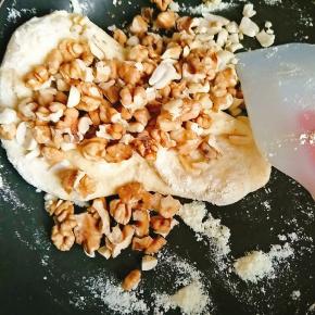 5.奶粉无颗粒状后，加入核桃。