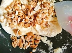 5.奶粉无颗粒状后，加入核桃。