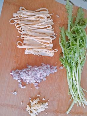 2．蔬菜洗净、豆皮切丝，姜蒜切末，洋葱切末（可用小葱代替）。