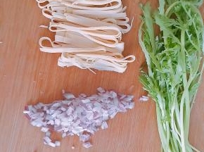 2．蔬菜洗净、豆皮切丝，姜蒜切末，洋葱切末（可用小葱代替）。