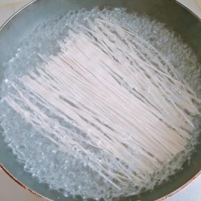 3.水沸放入挂面。