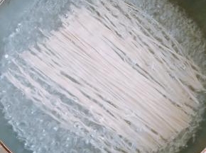 3.水沸放入挂面。