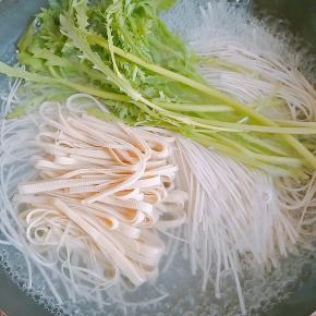 4.煮到5分熟，放入蔬菜和豆皮一起煮。