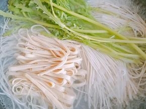 4.煮到5分熟，放入蔬菜和豆皮一起煮。