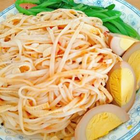 6.将烧好的热油，油温要高一点，泼到面条上，刺啦啦的声音听起来就让人有食欲，搅拌均匀后放上蔬菜和卤蛋即可。