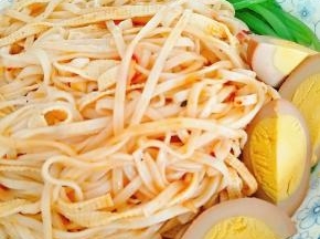 6.将烧好的热油，油温要高一点，泼到面条上，刺啦啦的声音听起来就让人有食欲，搅拌均匀后放上蔬菜和卤蛋即可。