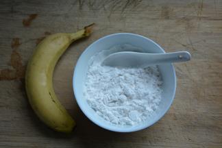 准备一到两根香蕉，适量木薯粉