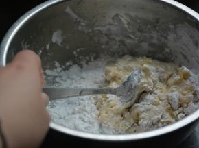 倒入适量木薯粉搅拌揉匀
