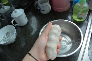 揉成一个面团，不干不湿最适宜，干了成品硬湿了成品不够劲道