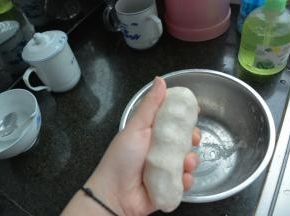 揉成一个面团，不干不湿最适宜，干了成品硬湿了成品不够劲道