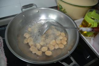 切成一小个一小个，水开倒入锅中