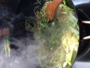 把青椒放入锅中翻炒