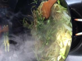 把青椒放入锅中翻炒