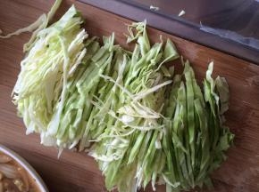 卷心菜切成丝状