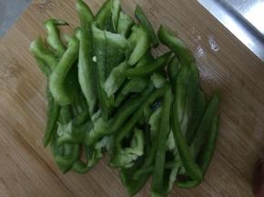 青椒切成长条状