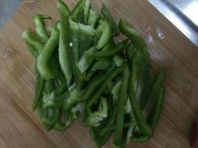 青椒切成长条状