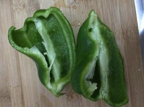 青椒去籽切成条状