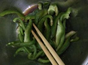 把青椒和黄瓜放入盆中，加入香油，盐等调料，搅拌均匀