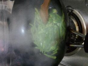 锅内放入适量油，加入调料把青椒放入锅中翻炒