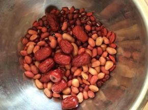 把准备好的食材放入盆中，用清水淘洗干净