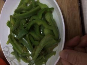 翻炒三分钟左右，出锅即可