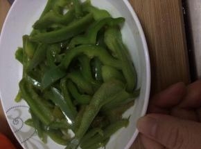 翻炒三分钟左右，出锅即可