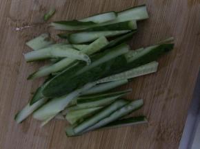 黄瓜切成条状