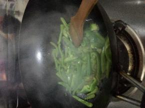 把青椒放入锅中翻炒两分钟左右