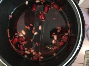 把准备好的食材放入压力锅中，加入适量水，放入红糖