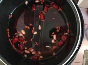 把准备好的食材放入压力锅中，加入适量水，放入红糖