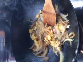 把炒好的鸡蛋倒入锅中