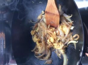 把炒好的鸡蛋倒入锅中