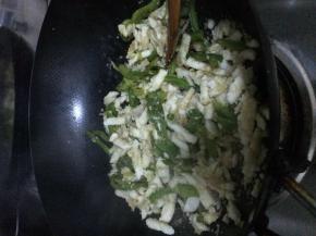 把馒头放入锅中