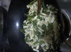 把馒头放入锅中