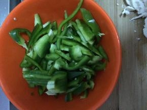 青椒切成长条状