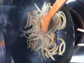 把洋葱放入锅中翻炒两分钟左右