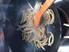 把洋葱放入锅中翻炒两分钟左右
