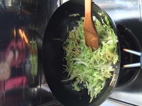 把卷心菜放入锅中翻炒两分钟左右