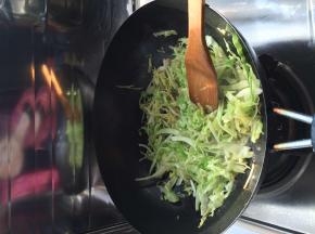 把卷心菜放入锅中翻炒两分钟左右